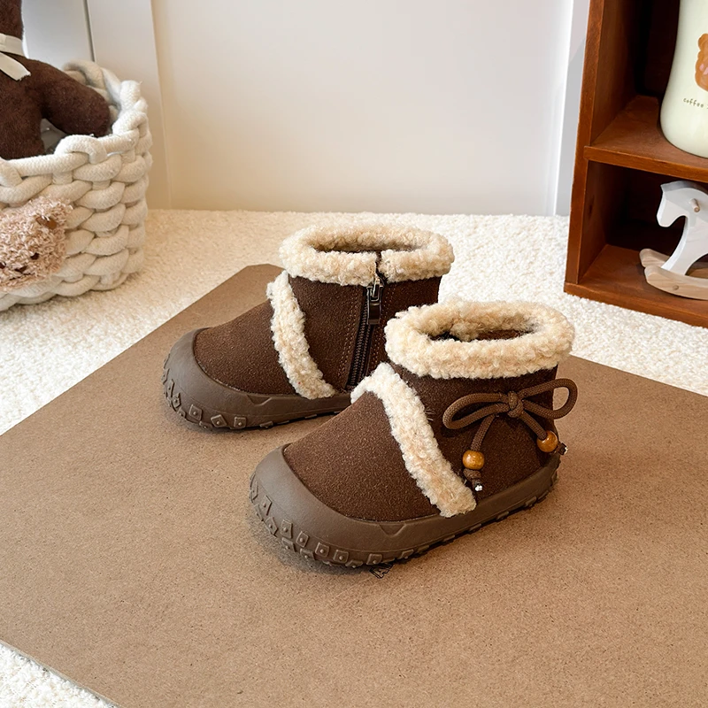 الفتيات أحذية الشتاء 2025 جديد المرقعة فروي الأطفال حذاء من الجلد جولة تو الدافئة لينة الاطفال موضة Bowknot السببية القطن الأحذية