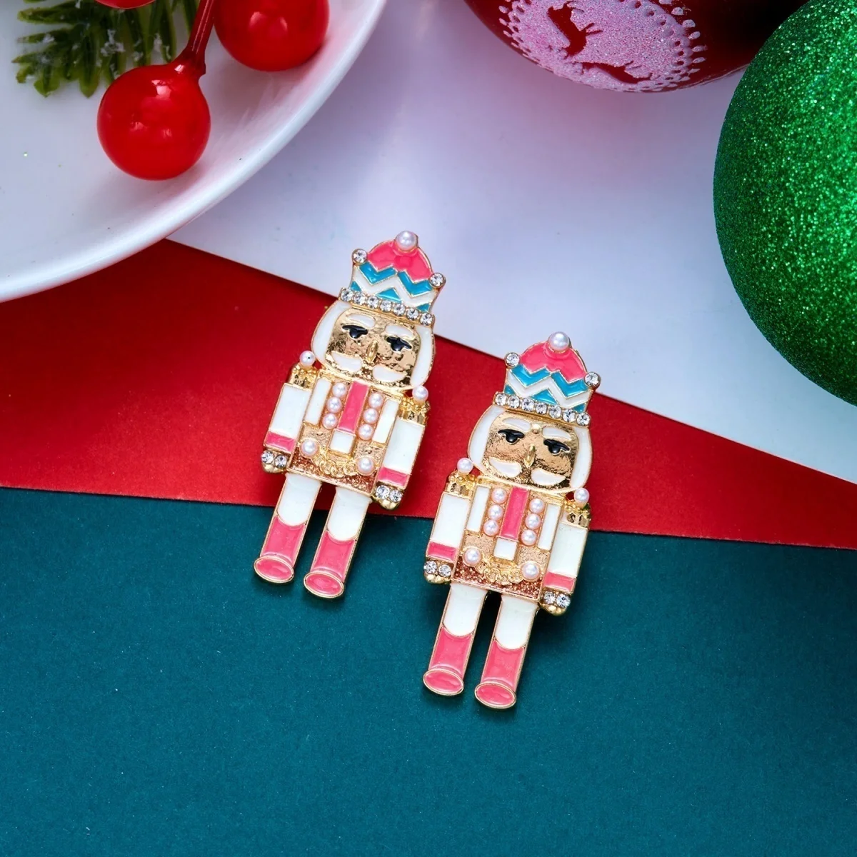 Kreative Krücken-Halter-Ohrringe mit Krönen-Nussknacker-Motiv für Damen, Weihnachtsmützen-Soldaten-Ohrringe, Neujahrsparty-Schmuck – Detail 28