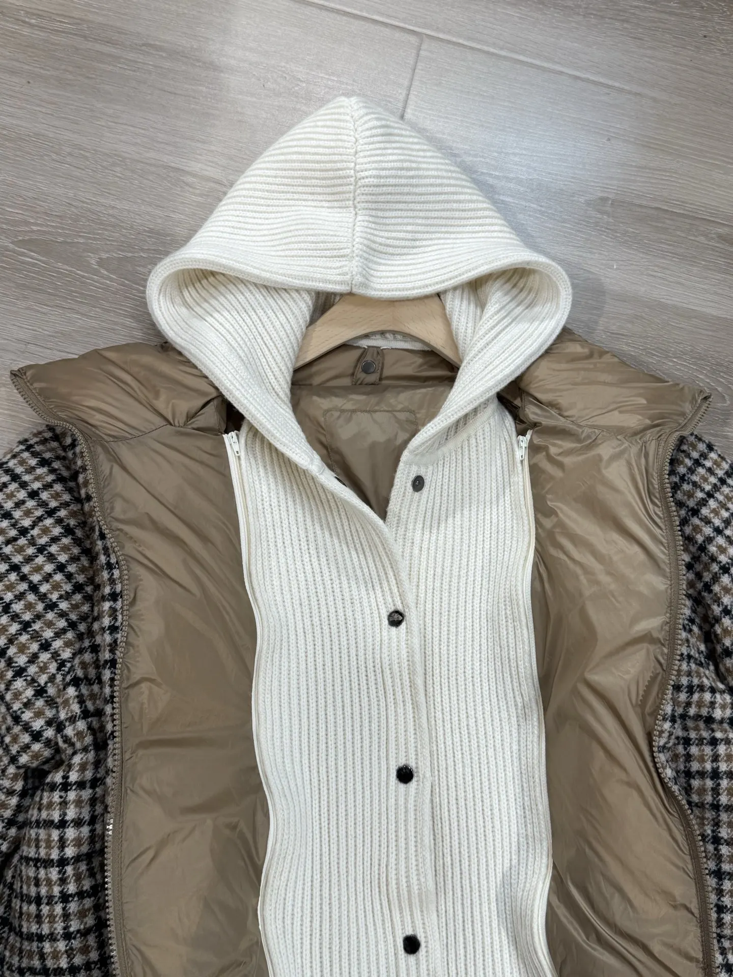 2025 الخريف والشتاء نمط جديد التباين اللون خياطة محبوك قبعة منقوشة أوزة أسفل سترة عصرية تنوعا سترة عادية