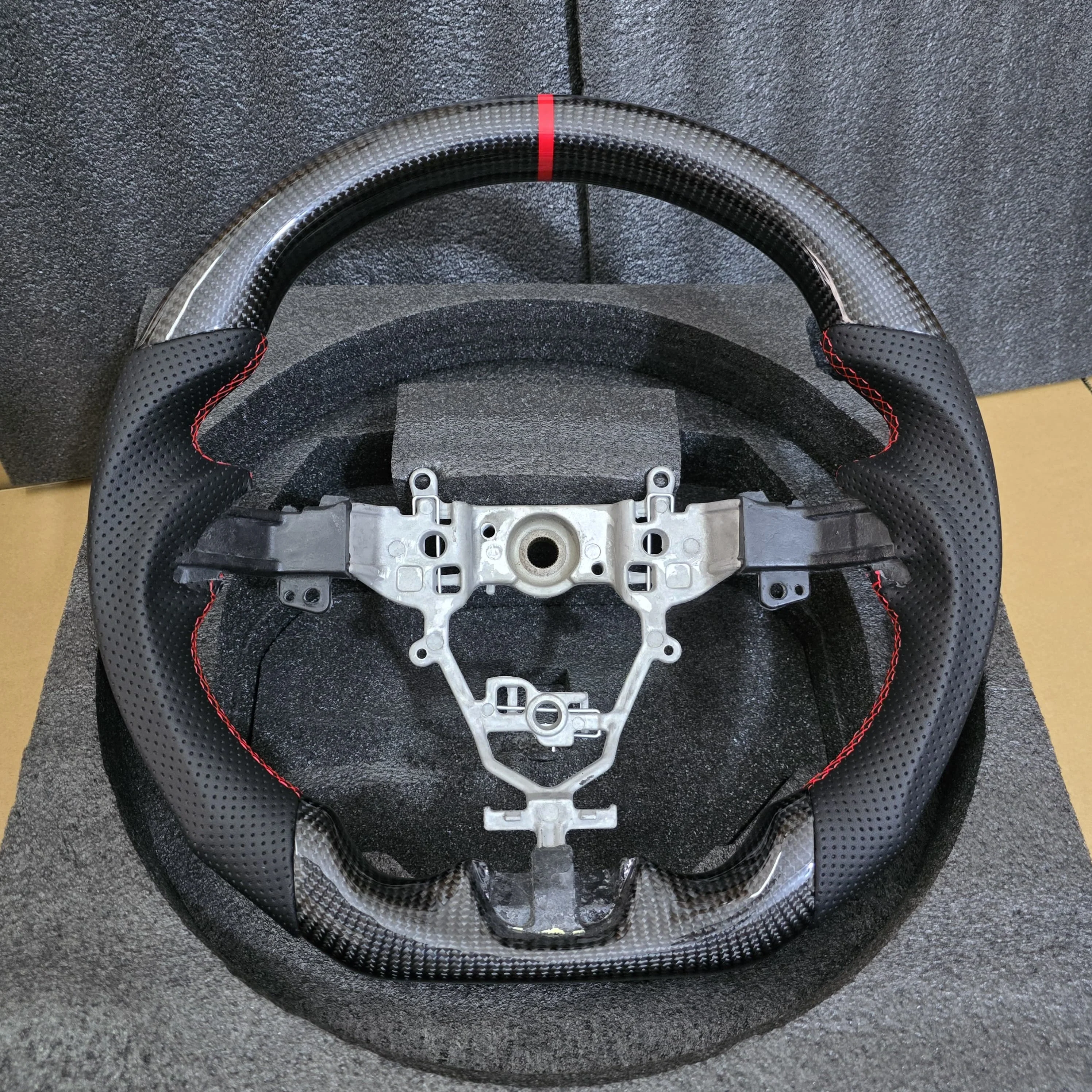 

Japan Toray Carbon Fiber With Perforated Leather Steering Wheel For Suzuki Swift Sport 2017+ Jimny JB64 JB74 2018-2025