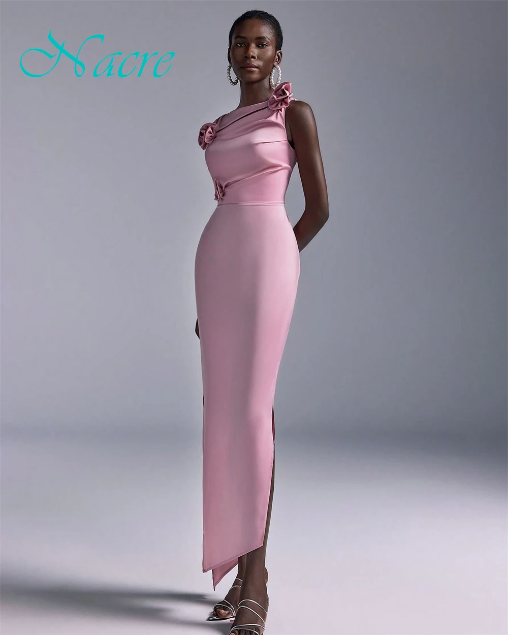 فستان سهرة رائع من الساتان مخصص برقبة قارب رقيقة فساتين لحضور الحفلات الموسيقية بدون أكمام زهور مناسبة خاصة