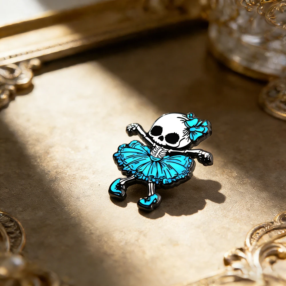 Niedliche gotische blaue Skelett-Ballerina-Emaille-Brosche, Halloween-Thema, gruselig-süße Ballett-Anstecknadel, Rucksack- und Hut-Accessoire, Kunstgeschenk für Freunde – Detail 9