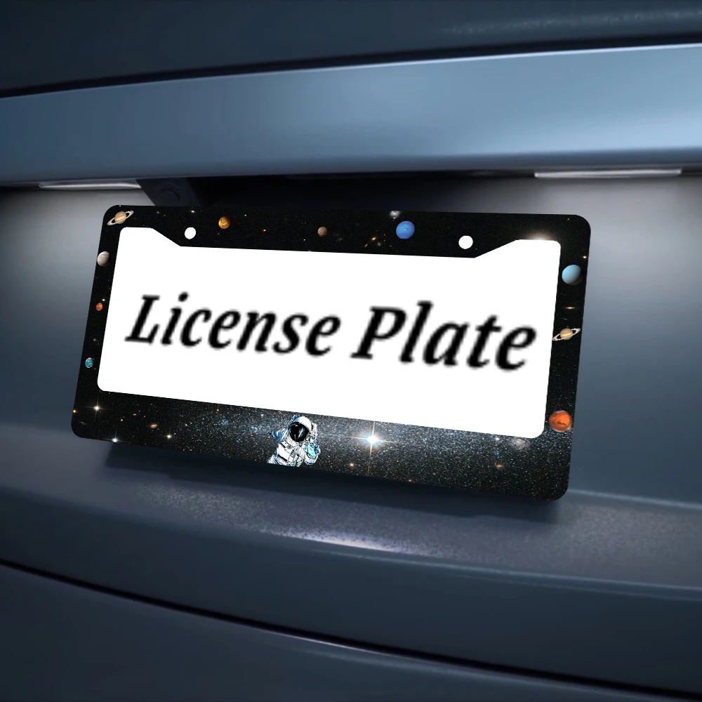 إطار لوحة ترخيص أسود بفتحتين مع نمط رائد فضاء الفضاء، مادة ألومنيوم، 6 × 12 بوصة، يتضمن مجموعة براغي #5