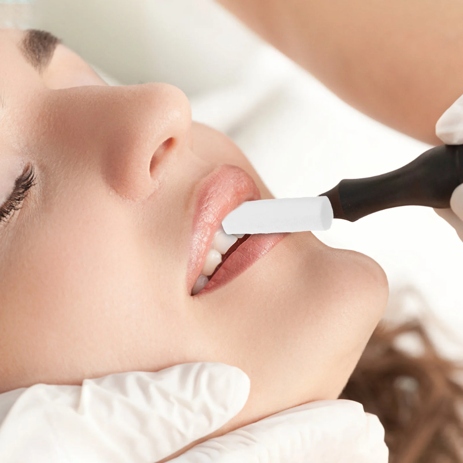 

100Pcs Lip Tattoo Stretching Stick Cotton Applicator for Single Use Safety and Portable Convenience in Lip Blushing and Coloring