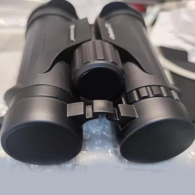 Des protections anti-poussière pratiques couvrent les capuchons d'objectif binoculaires/monoculaires