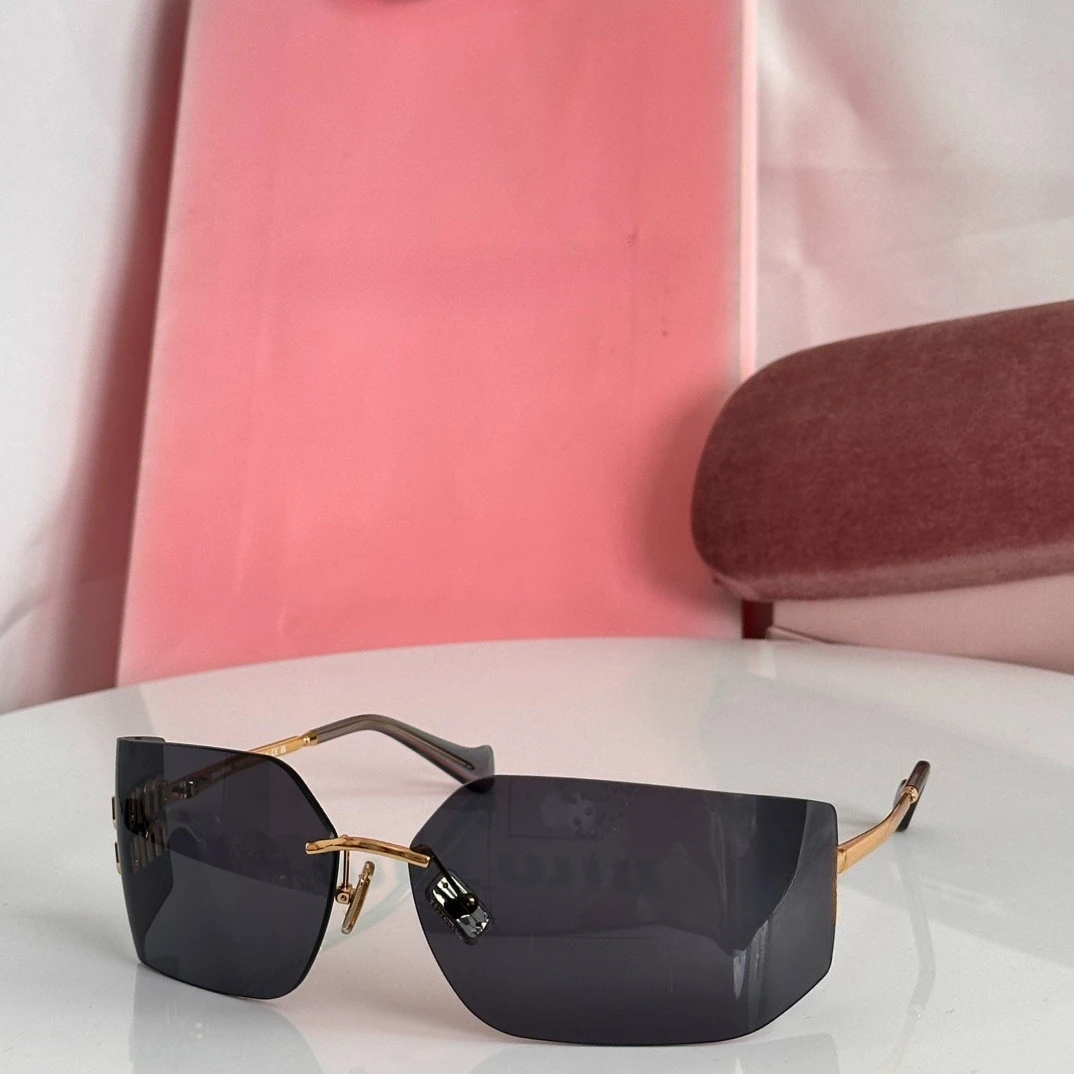 

Стильные новые безрамные солнцезащитные очки с защитой UV400. Идеально подходит для путешествий, кемпинга, походов на природе и в качестве праздничного подарка.