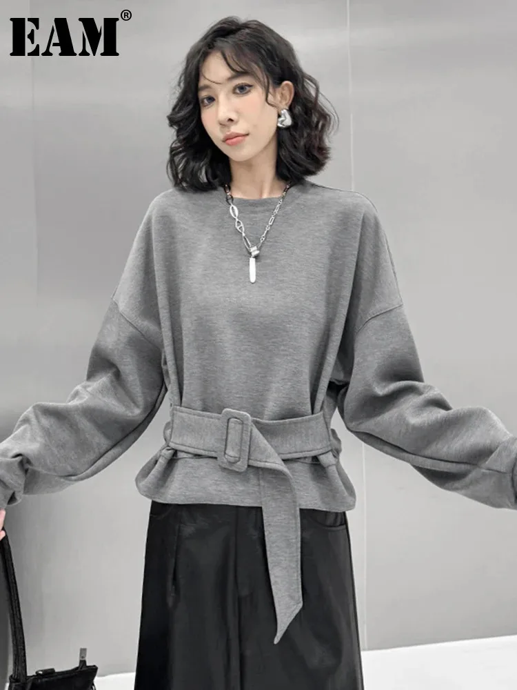 [EAM] Gray Belted Elegant Short Sweatshirt New Round Neck Long Sleeve Women Big Size Fashion Tide Spring Autumn 2023 1DH8057