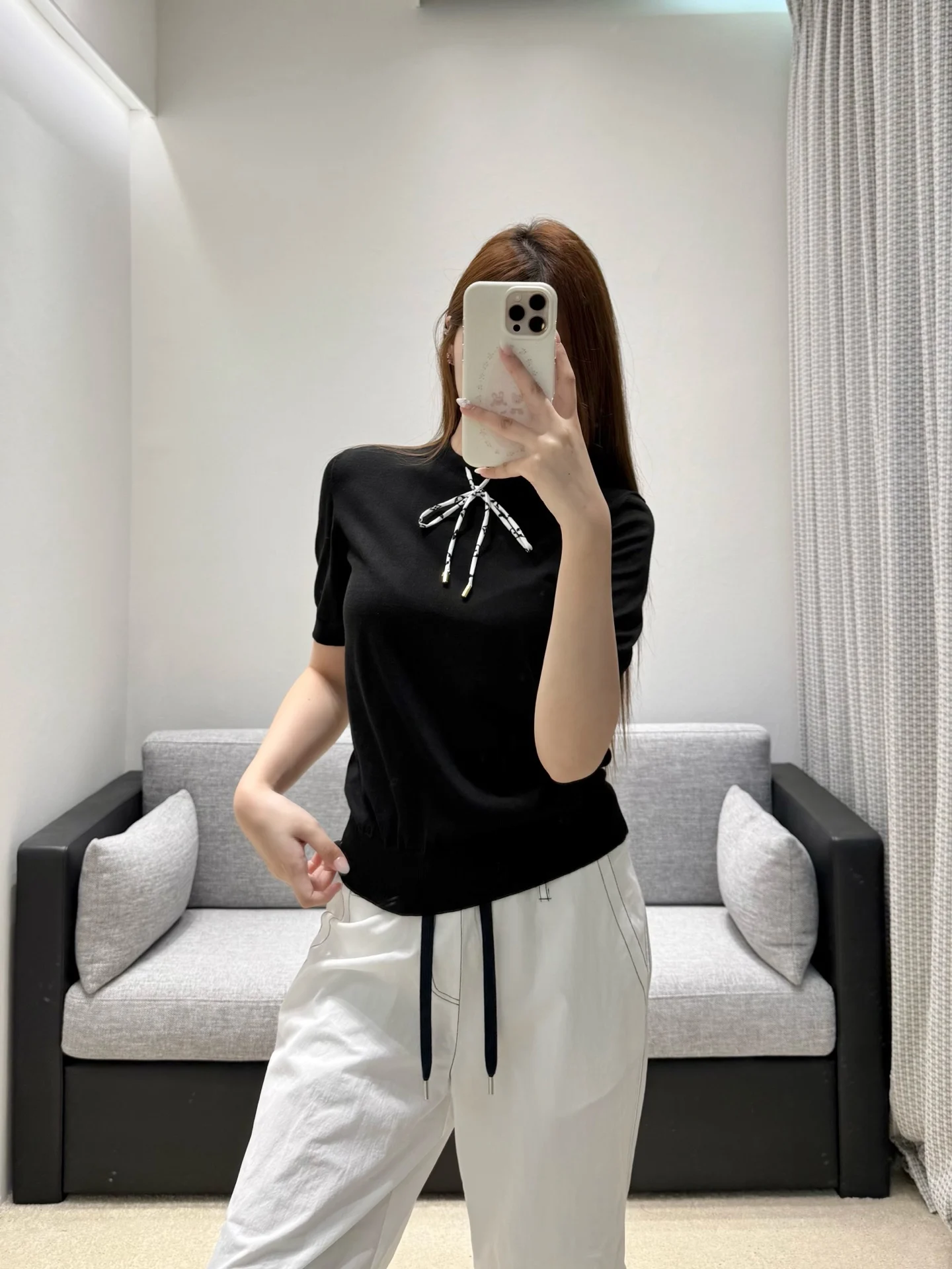 26 Spring/Summer New Short-Sleeved Sweater: Knitted short-sleeved, round-neck with printed silk scarf tie, gold trim details T-s