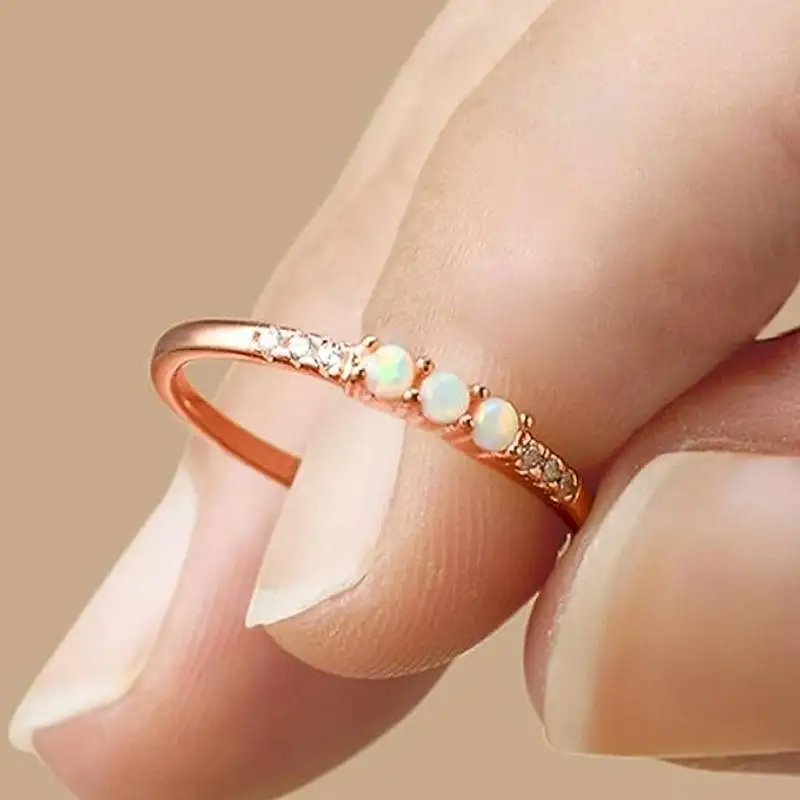 Huitan Imitation Opal Minimalistischer Damenring mit eingelegtem, glänzendem CZ, vielseitige Accessoires für Hochzeit, Party, modischer, trendiger Alltagsschmuck