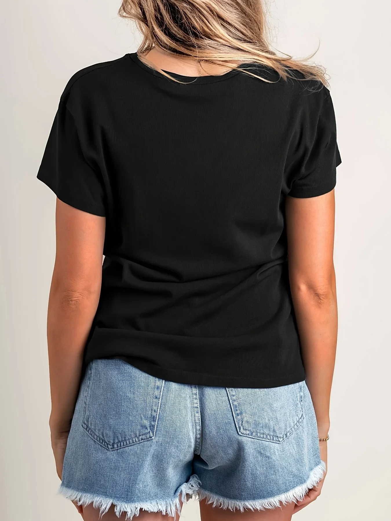 เสื้อยืดแขนสั้นผู้หญิงเนื้อนุ่มลายกราฟิกหมีเท็ดดี้น่ารักพร้อมพิมพ์ลายคำว่า “LOVE” เสื้อสวมหัวสวมใส่สบายและมีสไตล์สำหรับสวมใส่ลำลอง