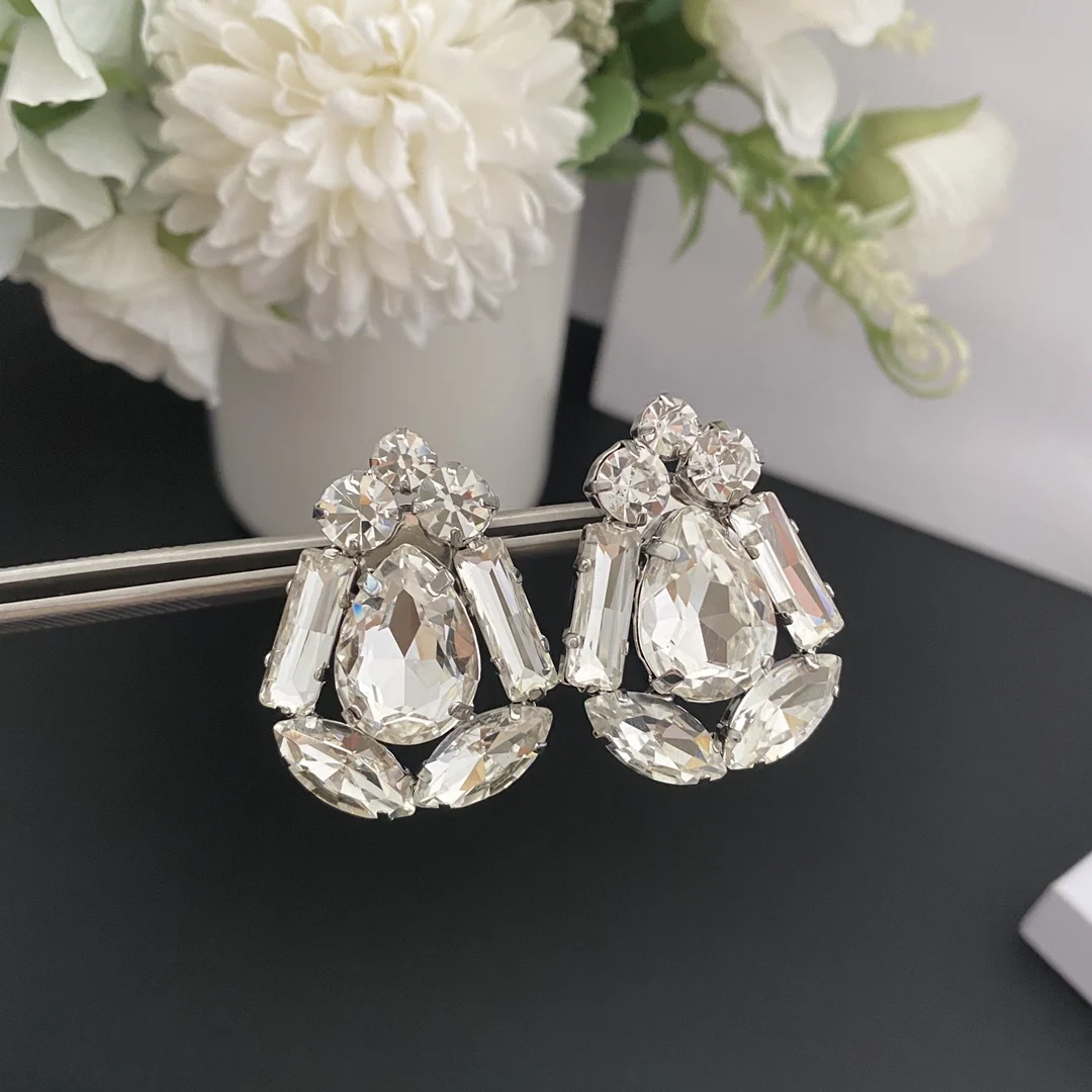 

Light luxury, high-end sense, fashionable personality, simple and exaggerated flower crystal earrings