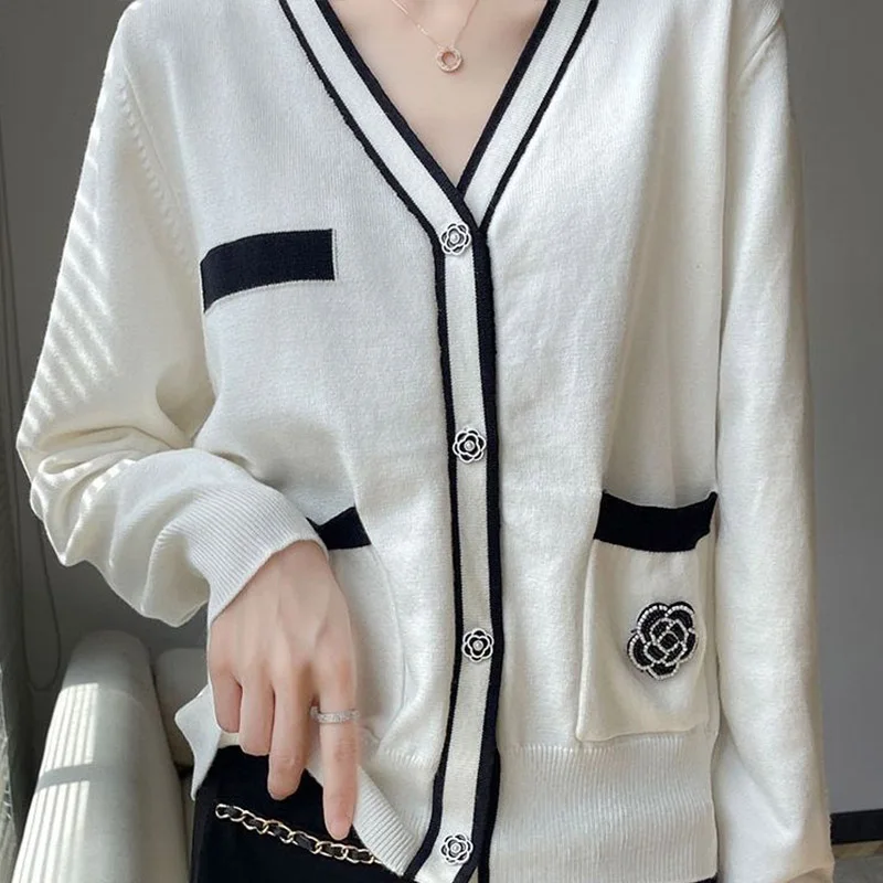 

Женская повседневная одежда, Свободный кардиган с V-образным вырезом и длинным рукавом, модные Универсальные черные и белые Лоскутные Свитера, шикарные топы на осень и зиму