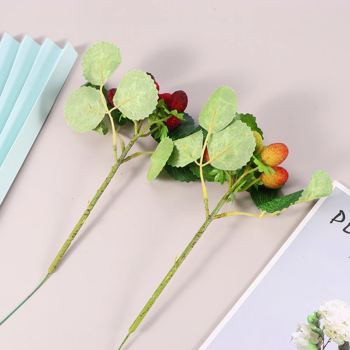 

2Pcs Simulation Fruit Artificial Strawberry Plastic Fruit Lifelike Decoration for Home Kitchen Food Market Birthday Wedding