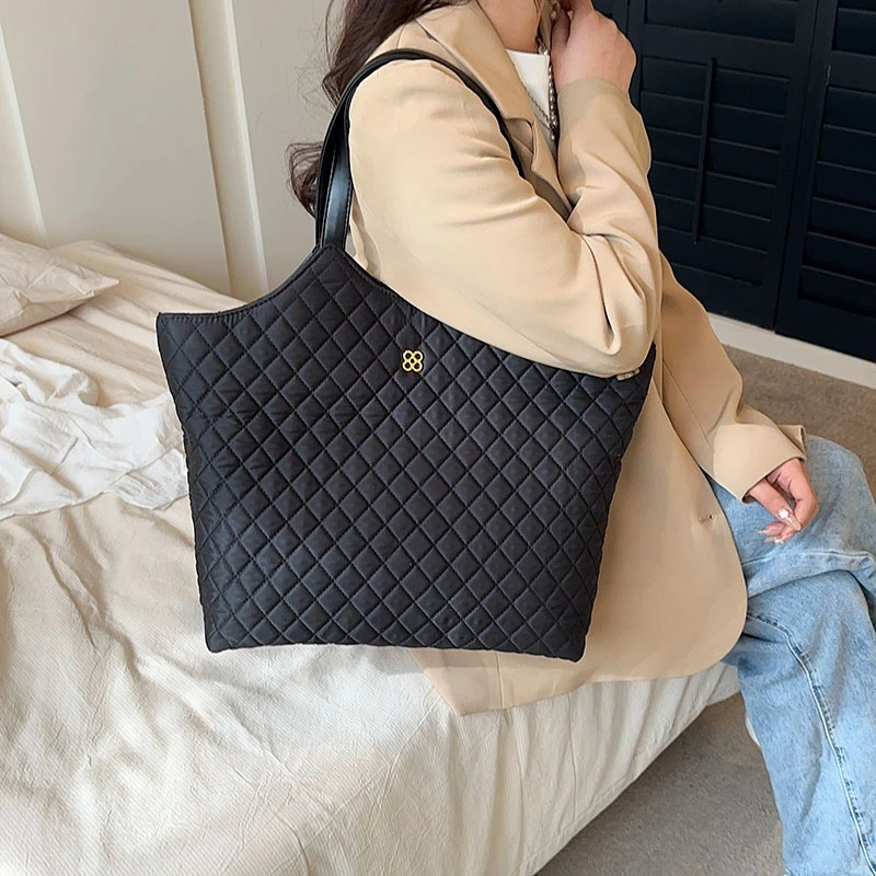 

Elegant Women Luxury Leather Fashion Shoulder Bag High End Designer Tote Handbag For Modern Urban Fashion Wear