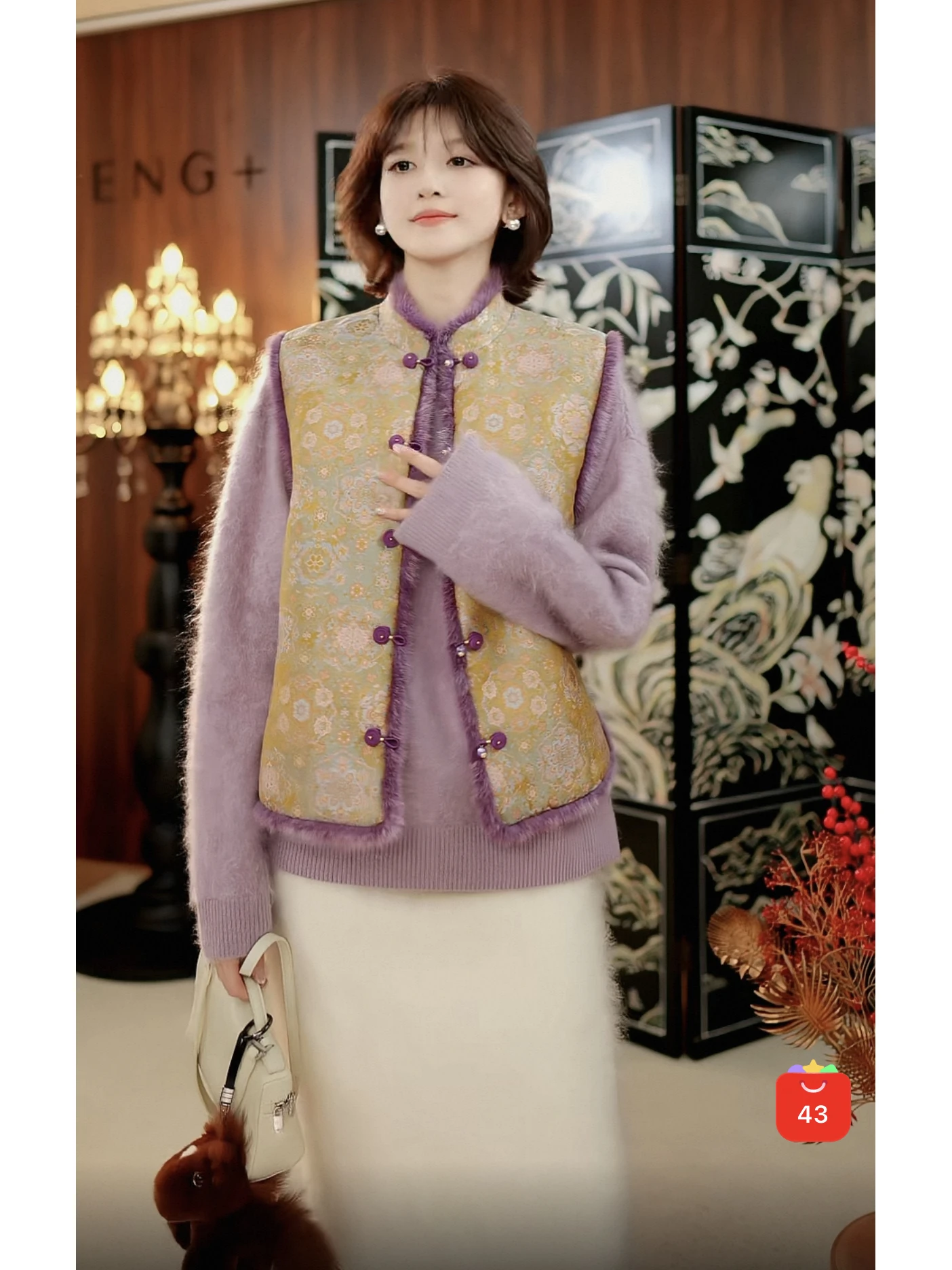 

Лимитированная серия: Новогодний подарок – уникальный фиолетовый жилет из шелка и норки Eastward Silk Song Jin, прямой крой, длинный рукав, круглый вырез.