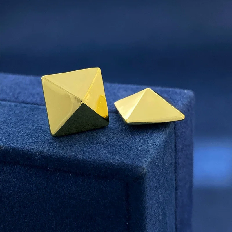 

18K gold-plated brass simple landscape square rivet earrings, new fashionable neutral style earrings accessories Sweet