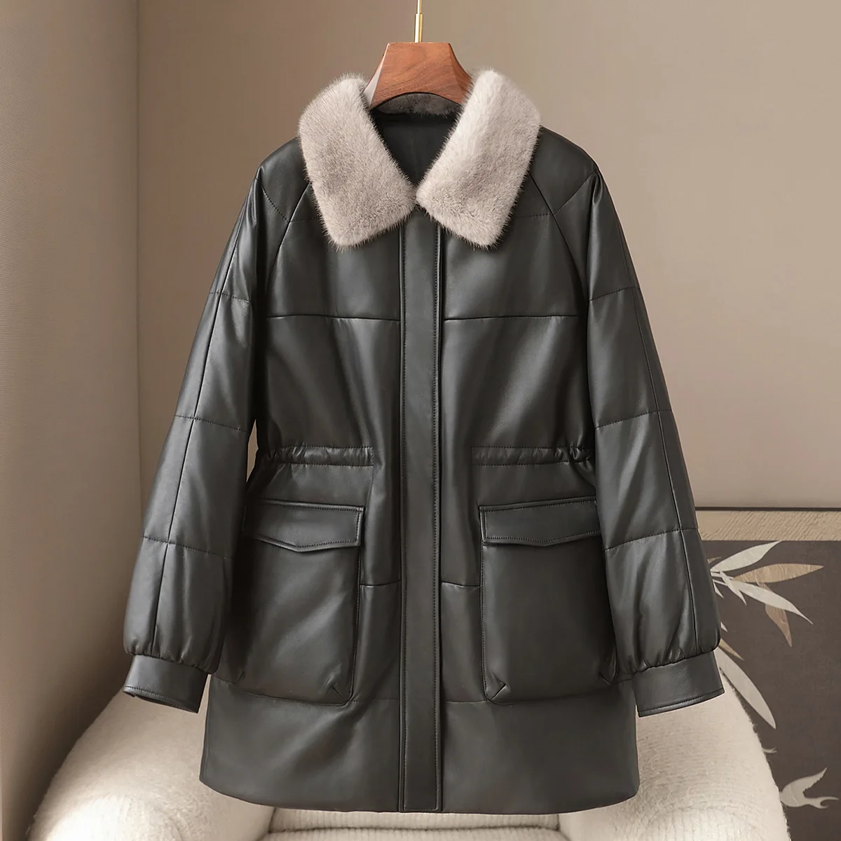 سترة جلدية متوسطة الطول من جلد الغنم PU أصلية لعام 2025 لفصل الربيع بياقة من فرو المنك معطف أوزة للنساء #1