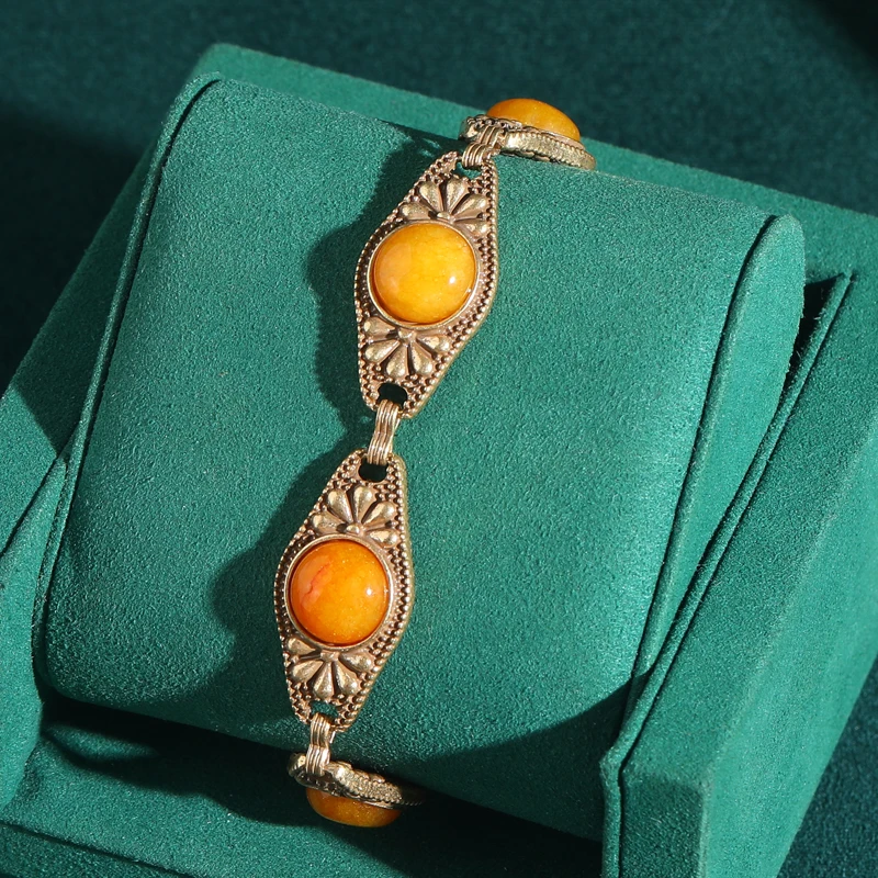 

Vintage Beeswax Yellow Bracelets Glazed Antique Gold Color Flower Engrave Eye Jewelry Woman Luxury Designers Summer Accessories