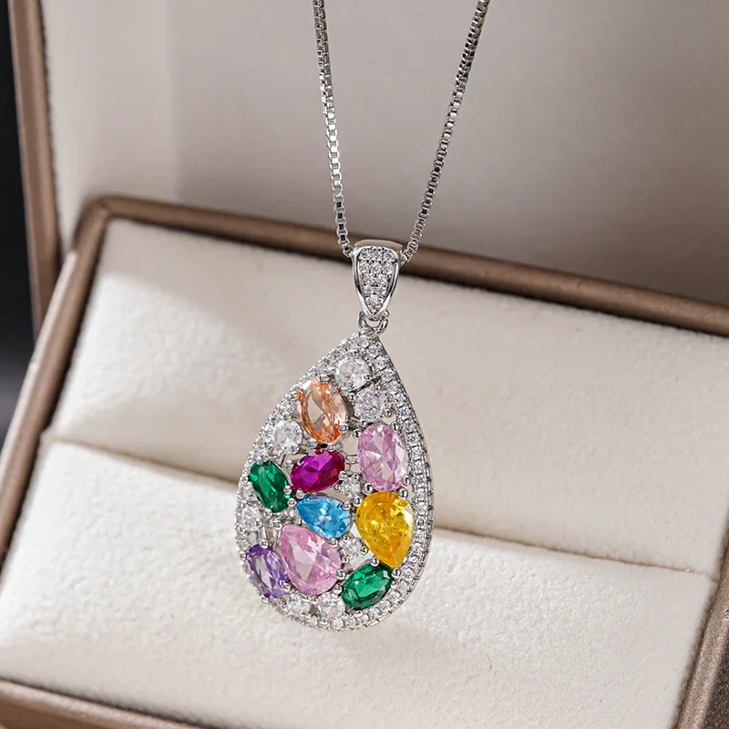 Huitan Funkelnde Damen-Anhänger-Halskette mit mehrfarbigen, hellen CZ-Steinen, elegantes, vielseitiges Accessoire für Hochzeiten und Partys. – Detail 5