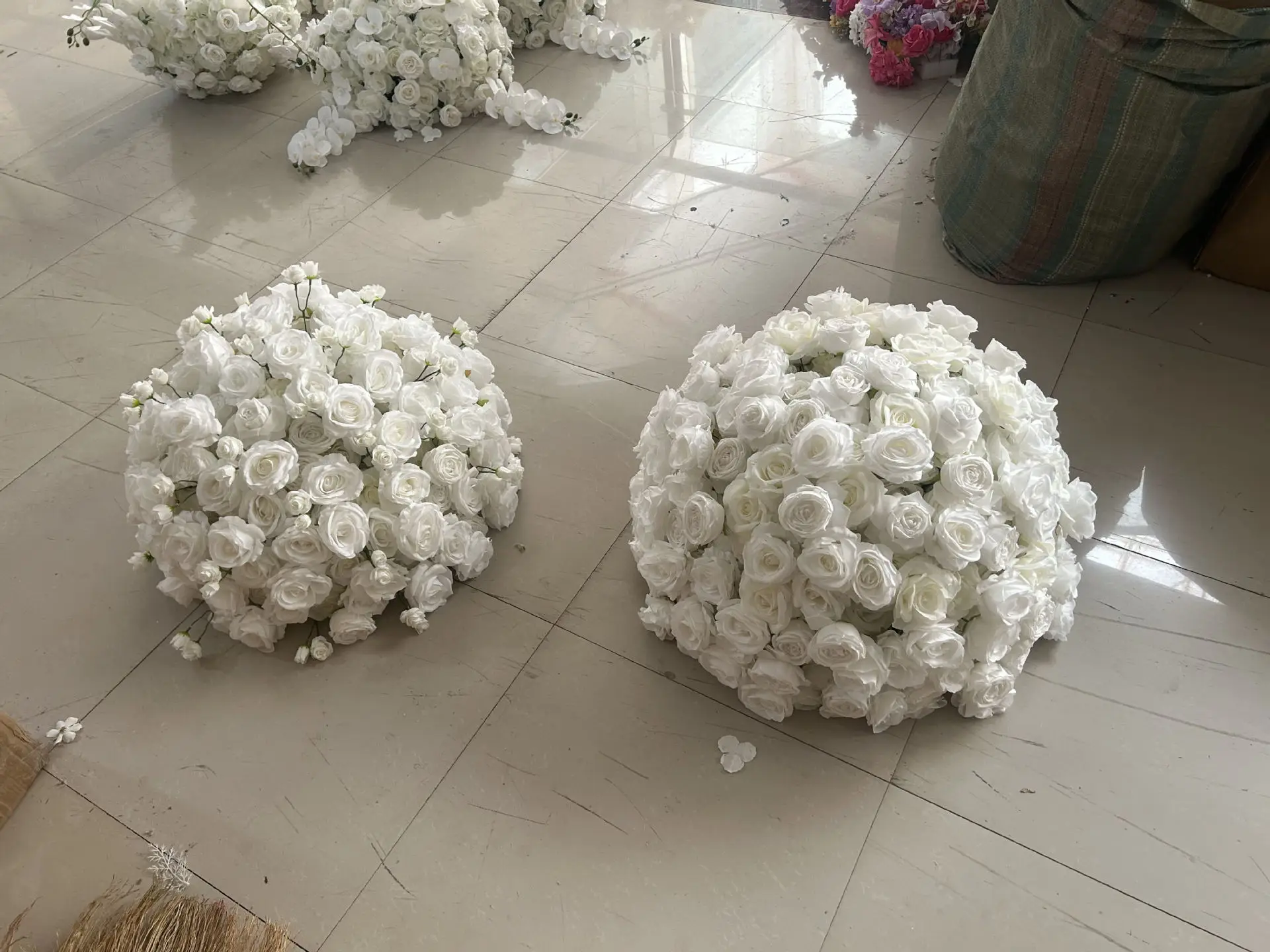 30-80CM Weiße Kleine Rosenknospen Künstliche Blumenkugel Hochzeitstisch-Mittelstück Geometrischer Ständer Blumendekoration für Veranstaltungen und Bankette – Detail 3