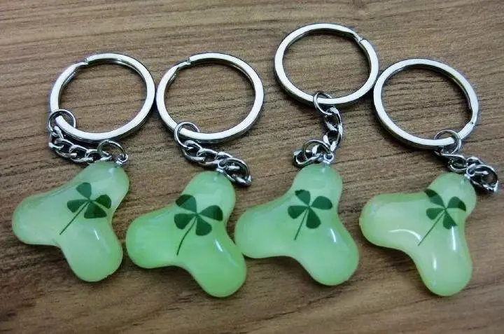 

30 pcs Unique Pressed four leaf clover keychain Sweet Real shamrock key ring Wholesale Jewelry Accessories ym