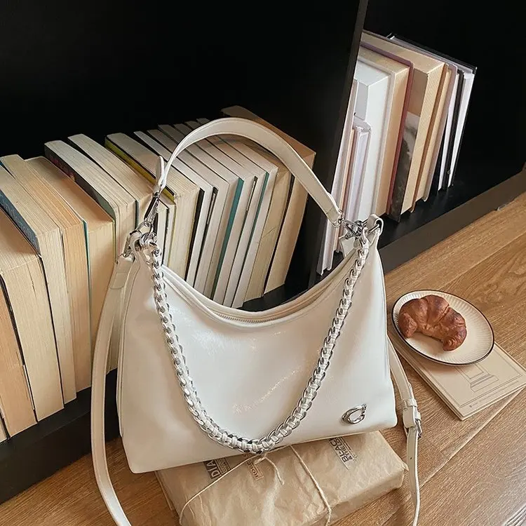 盗難防止機能付きおむつバッグ、隠し内ポケット付きで、アウトドア活動中の貴重品を安全に保管できます。