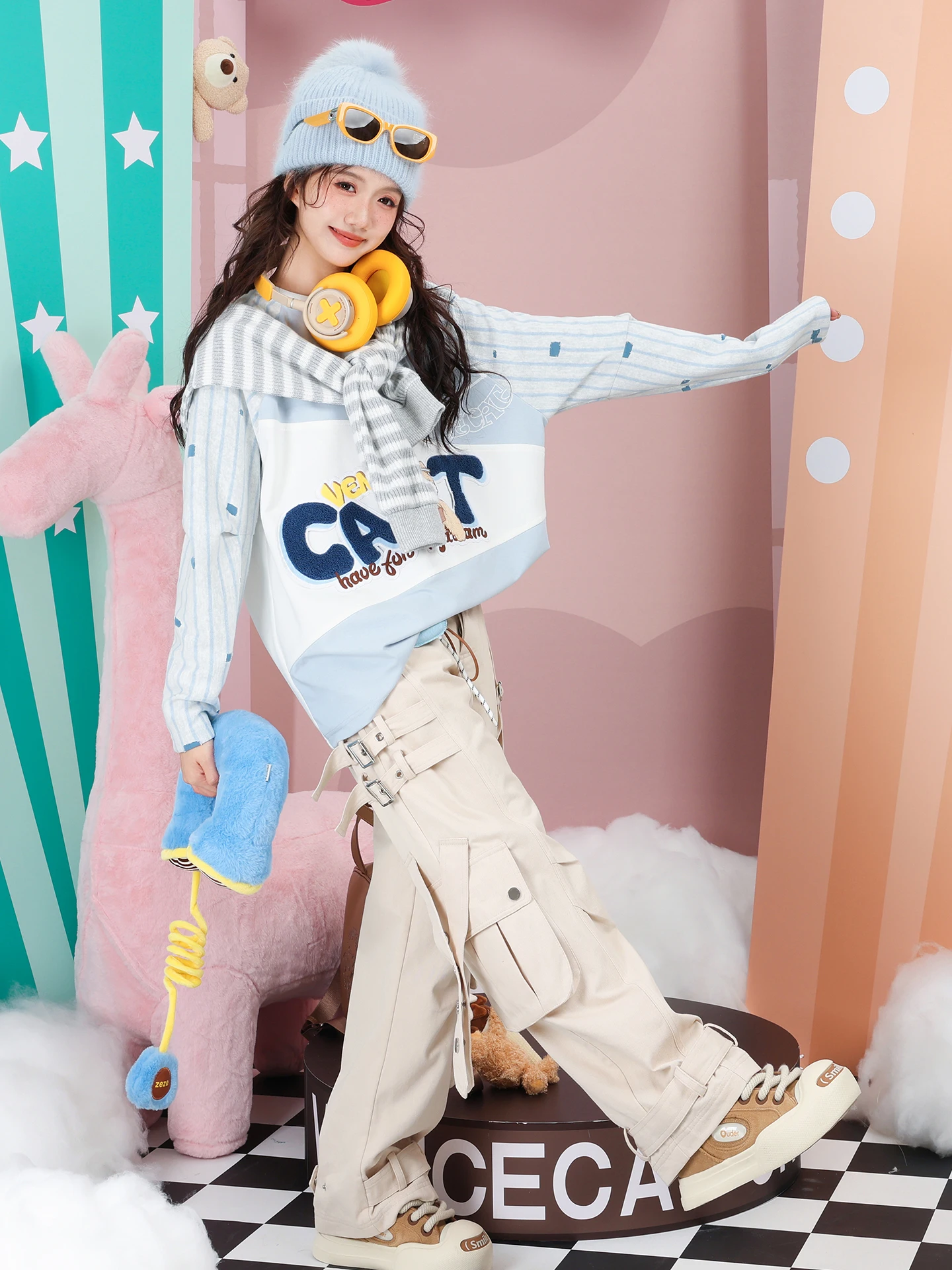 

Весенняя толстовка с капюшоном, съемным полосатым шарфом, вышитыми буквами, асимметричными вырезами и контрастными вставками, длинными рукавами