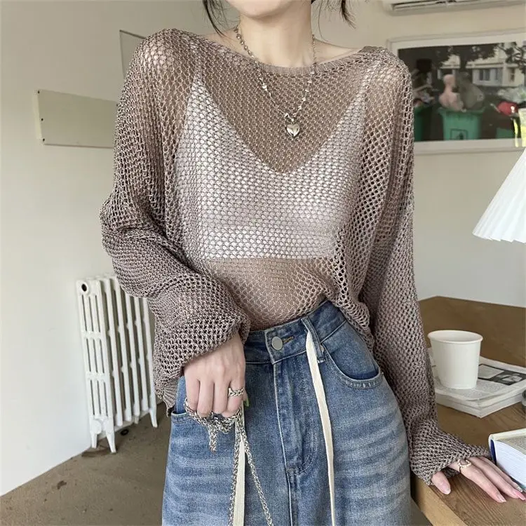 Langärmliger, durchbrochener Strickpullover mit Perlenkette und lockerem Rücken