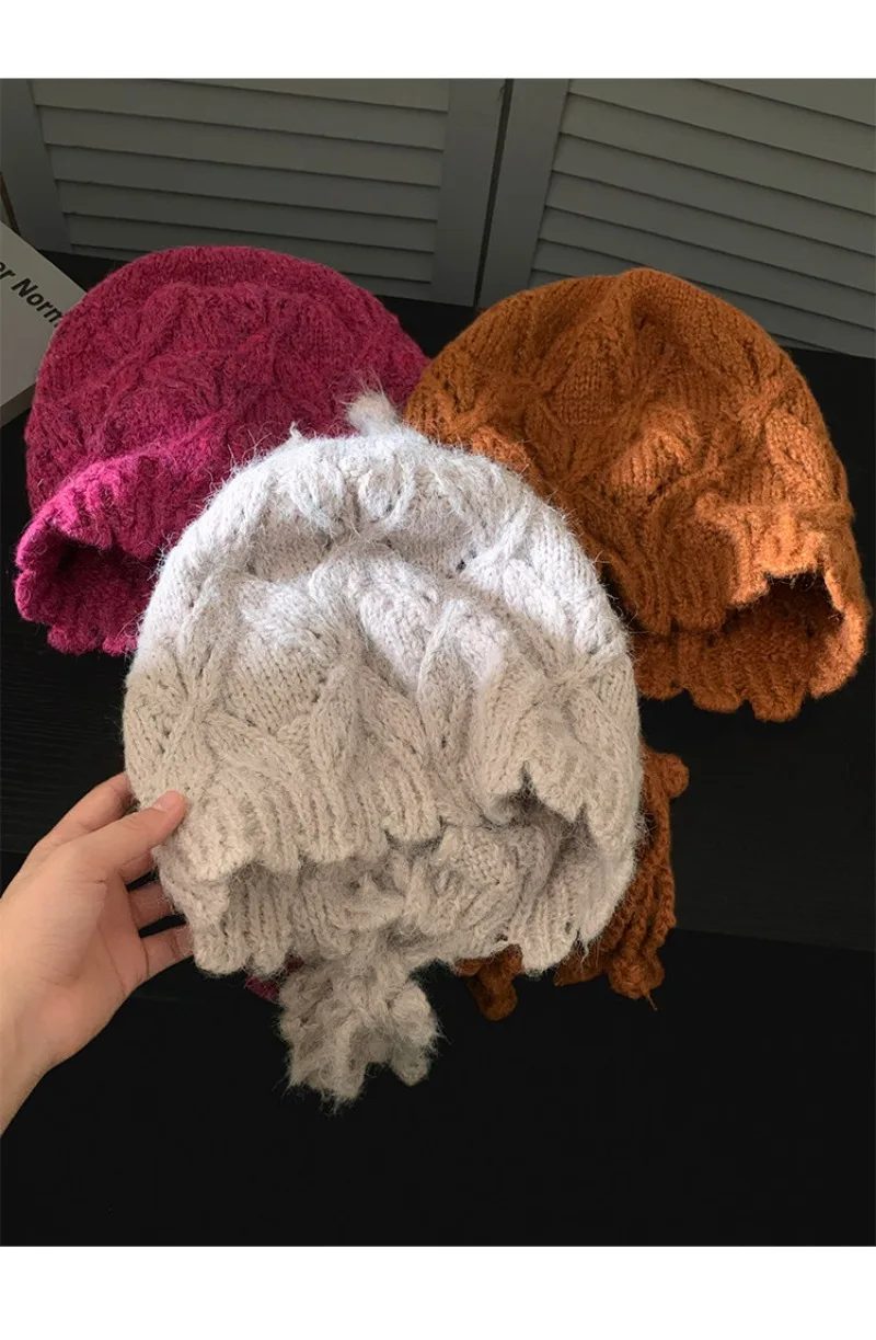 Koreanische handgefertigte gehäkelte Strickmütze mit Diamantgitter-Quasten für Damen, Winterwärme und Ohrenschutz, Bombermütze – Detail 9