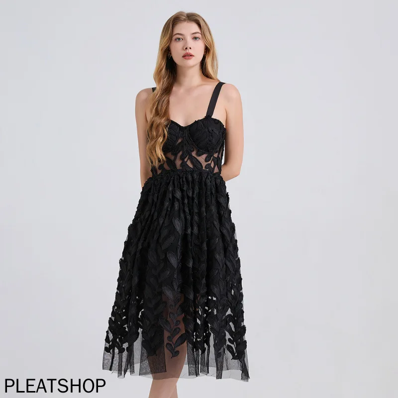 Vestido de malha de renda bordado resistente de três cores emagrecimento anéis de aço espinha de peixe alças halter sem alças e camadas grandes