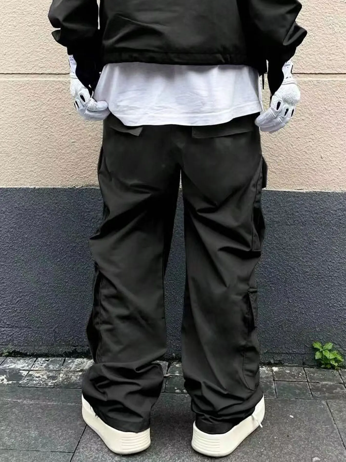 Men's Spring and Autumn Multi-Pocket Cargo Pants with Elastic Waistband and Drawstring Adjustment, Solid Color Multi-Pocket Long Pants Suitable for Outdoor Sports and Leisure - Image 2