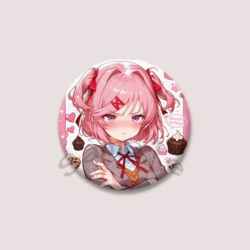 لعبة دوكي دوكي الأدب نادي زر دبابيس الكرتون ناتسوكي مونيكا جولة بروش ظهره قبعة شارات اكسسوارات المشجعين المجوهرات هدية