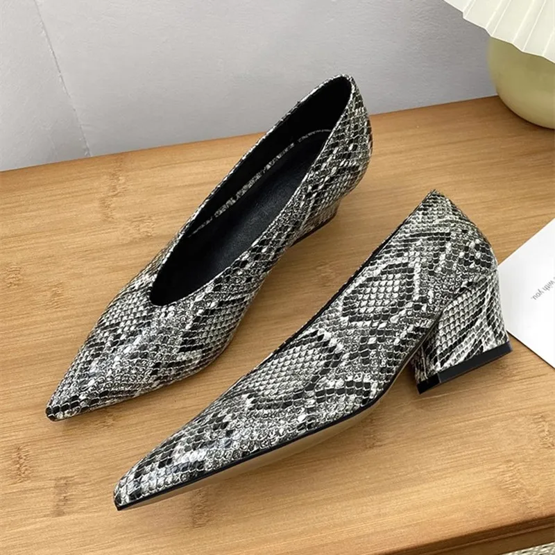 

Vintage V Cut Chunky Pumps Women Thick Heels 5cm Ladies Autumn Casual Shoes with Snake Stripe
