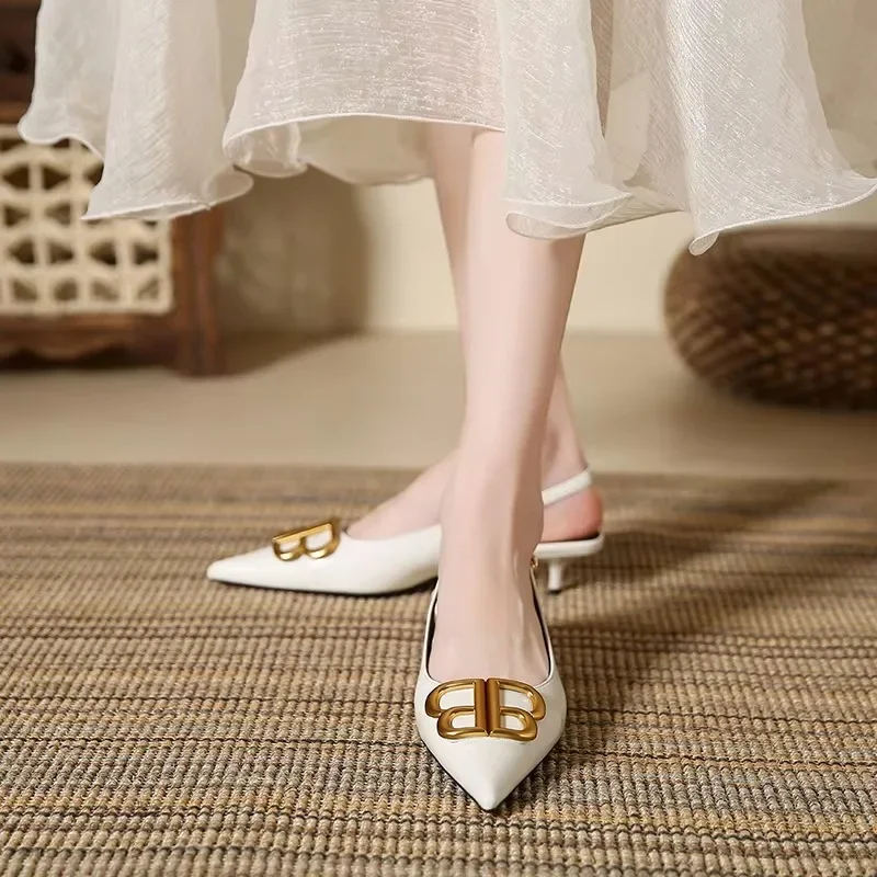 حار بيع الصنادل النسائية موضة زخرفة معدنية مصمم المرأة صيف جديد 2025 فستان الحفلات الصلبة عادية الكعوب النسائية