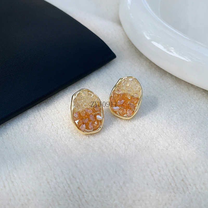 أقراط من الذهب عيار 18 قيراط، وأقراط ذهبية بلون الزركون الشمبانيا، والأقراط العصرية الجديدة تحظى بشعبية كبيرة.