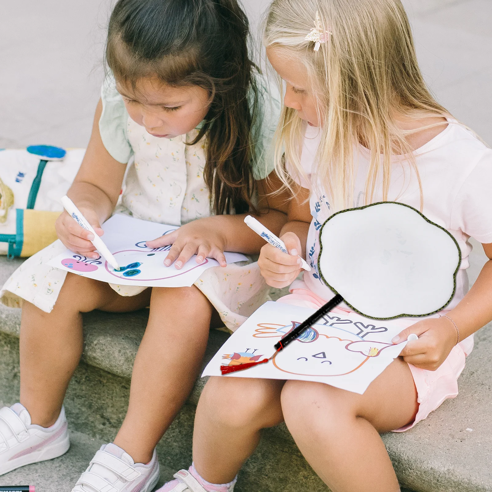 

4Pcs DIY Painting Fan Kids Graffiti Hand Fan Wooden Craft Gift Mixed Style Kids Graffiti Toy DIY Accessories