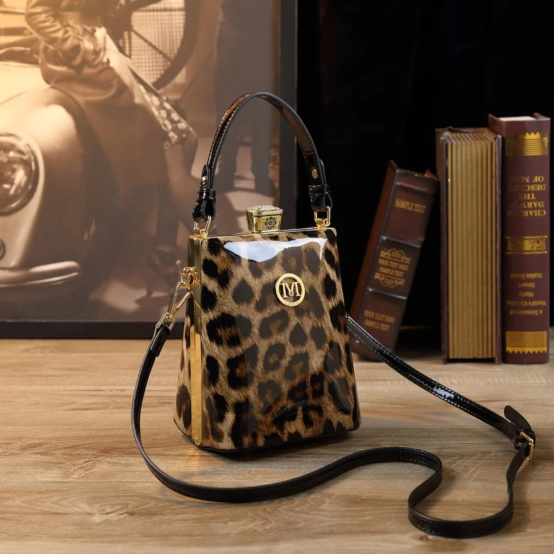 

﻿Fashion Elegant Rhinestone Decorative Handbag Party Dinner Handbag Designer's New Design Shoulder Bag