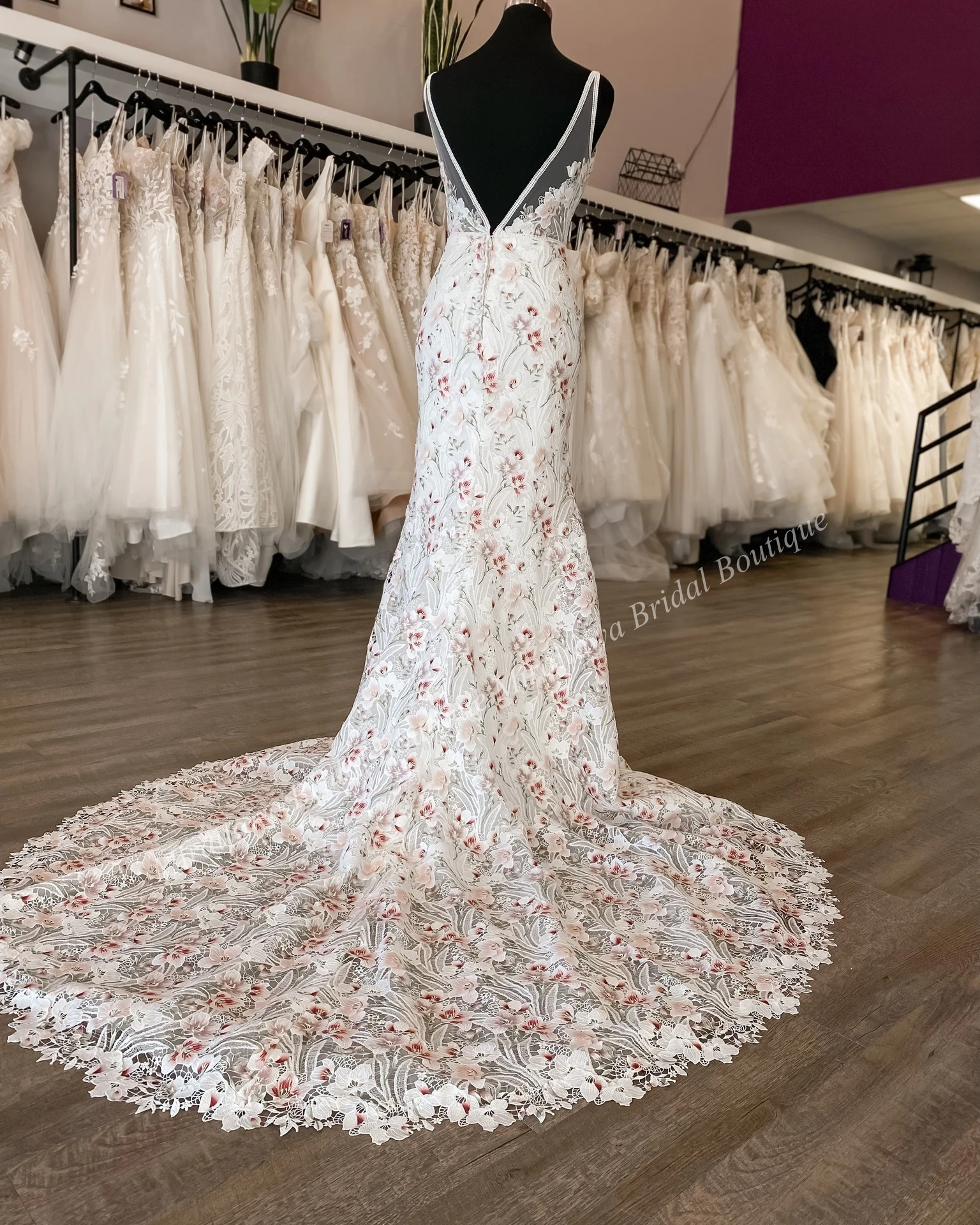 Vestido de novia de encaje Floral para novia, vestido de novia bohemio con escote en V profundo, vestido de novia colorido, tren largo cubierto con botones, 2024