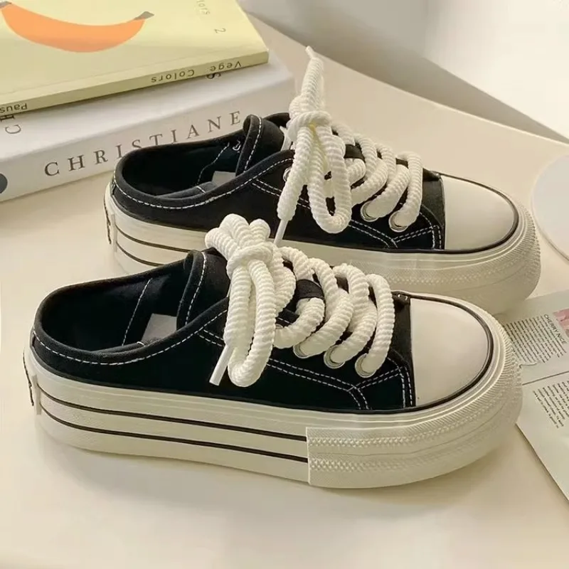 Damen Schwarz-Weiß Canvas Mule Sneakers mit Dicken Schnürsenkeln, Plateausohle, Rückenfreie Slip-On Schuhe mit Runder Zehenpartie, Lässige Halbschuhe – Detail 1