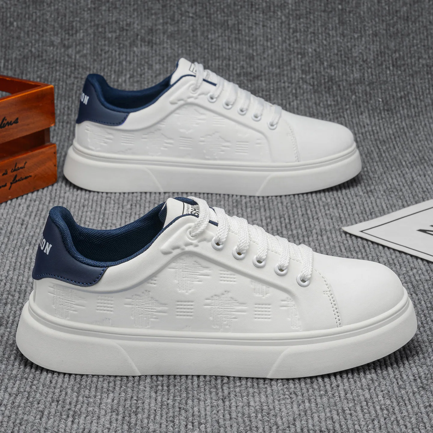 

2025 New Men's Shoes Spring and Autumn Flat-soled Casual Leather Shoes Sports Shoes Black and White Men's Thick-soled Breathable