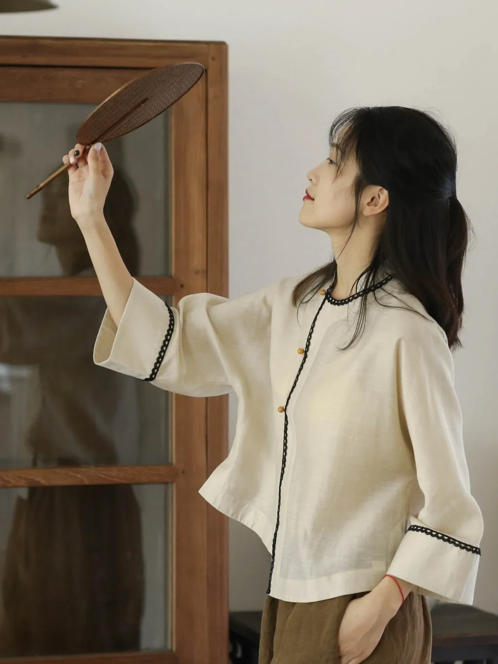 

Элегантная блузка в восточном стиле дзен с кружевной отделкой, боковым разрезом, воротником-стойкой, свободного кроя, однотонная, для повседневной носки