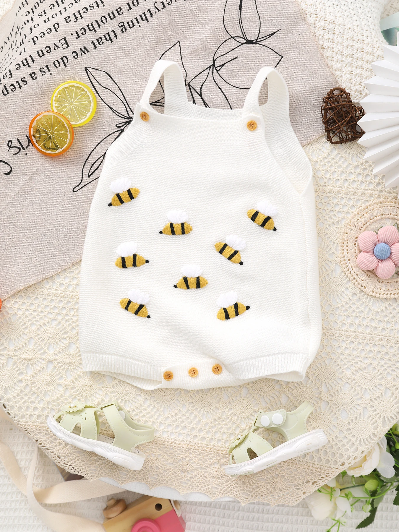 macacao-suspensor-doce-e-fofo-de-verao-para-bebe-com-bordado-de-abelha