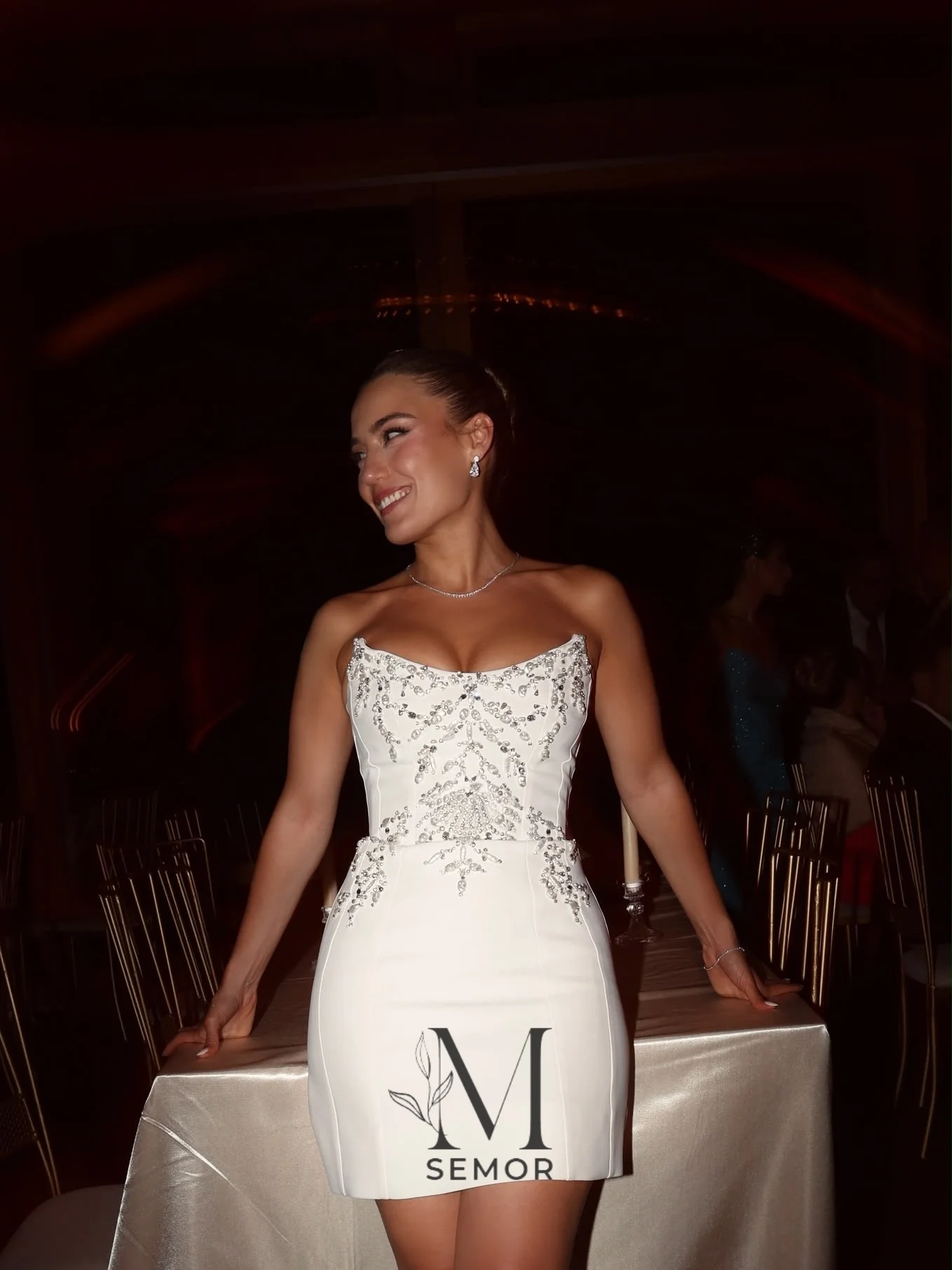 Semor Customized Sparkle Women Jersey Rhinestone Beading Sheath Wedding Dresses Sexy Strapless Sleeveless Knee Length Dress
