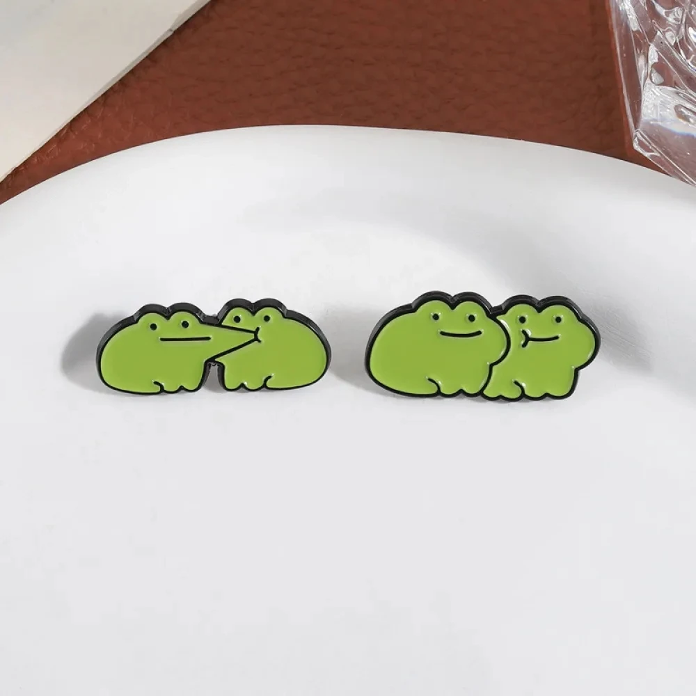 1PCS Cute Frog Couple Brooch Adorable Cartoon Pin Girly Heart Accessory Fun Animal Clothing Brooch