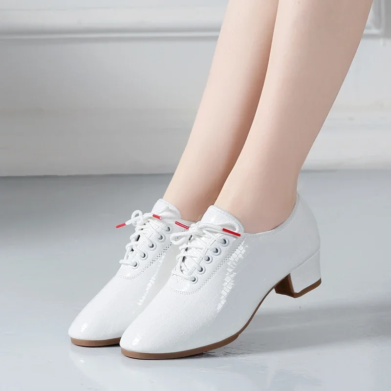 Chaussures de danse standard pour femmes, semelle extérieure souple, chaussures de danse modernes pour dames, cuir blanc, talons carrés, chaussures de danse de salon, baskets pour femmes