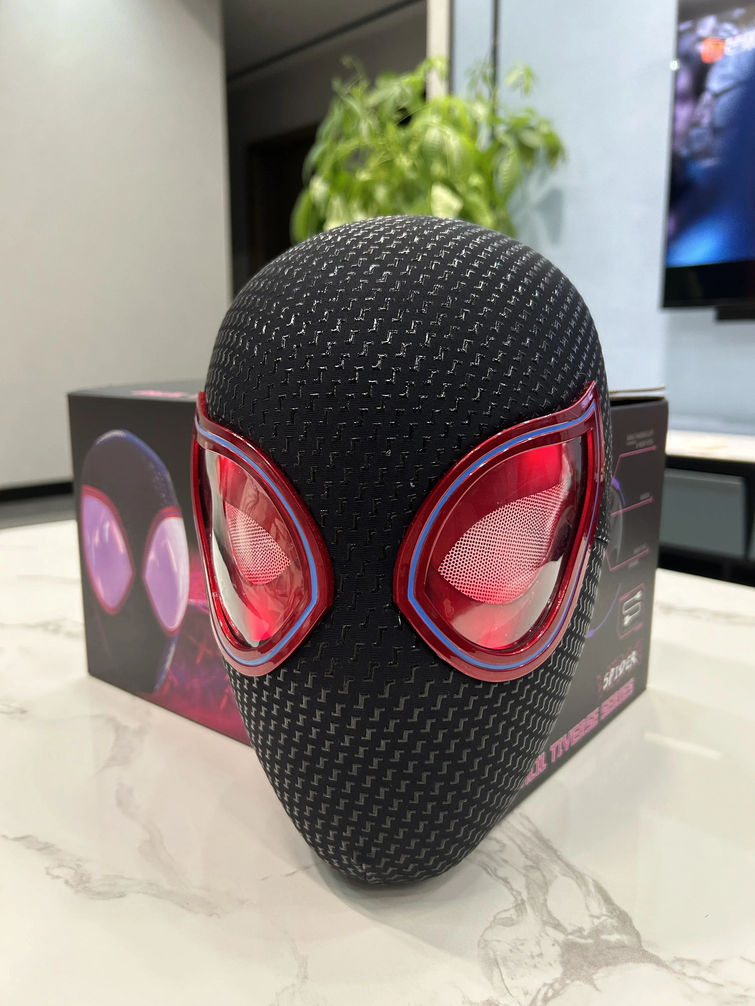 Anime Miles Spiderman Elektronische Maske Halloween Cosplay Kopfbedeckung Bewegliche Augen mit Licht 1:1 Fernbedienbare Maske Spielzeug Geschenke für Erwachsene – Detail 1