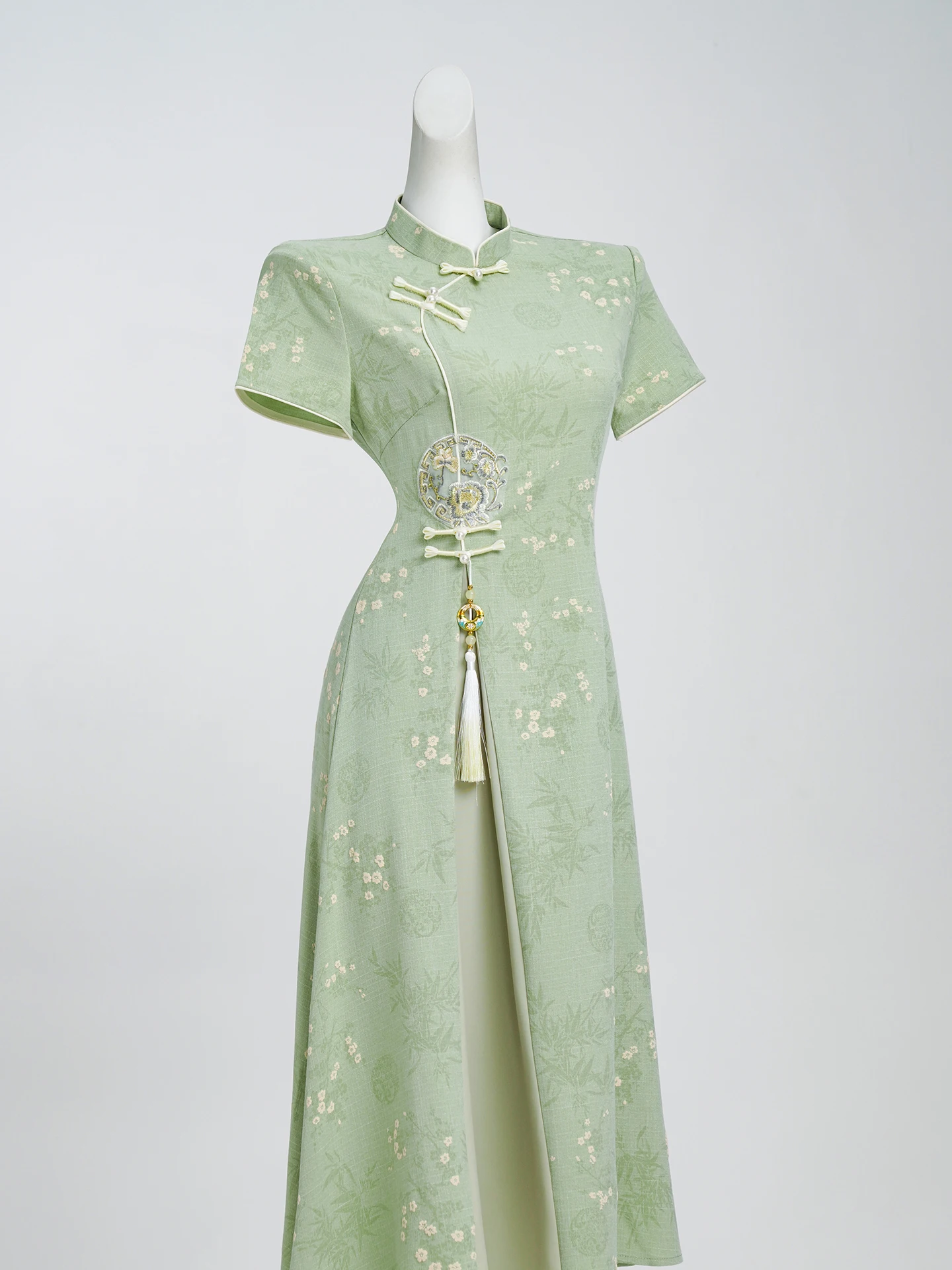 

Потрясающее новое китайское платье-ципао средней длины, красивое, стройнящее, скрывающее живот, для повседневной носки, комфортное.