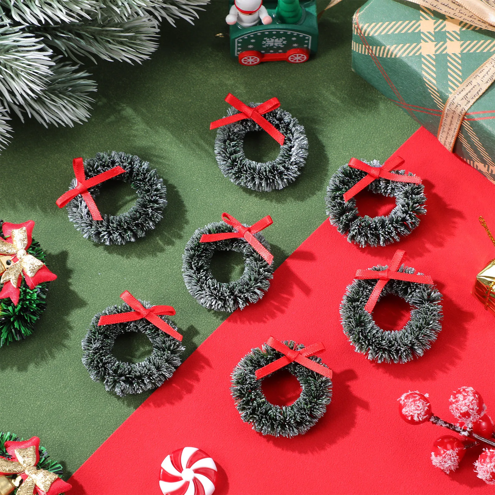 

20Pcs Christmas Wreath Mini Garland Decorations Bright Colors Realistic Shapes Home Miniature Landscape Mini Ornament