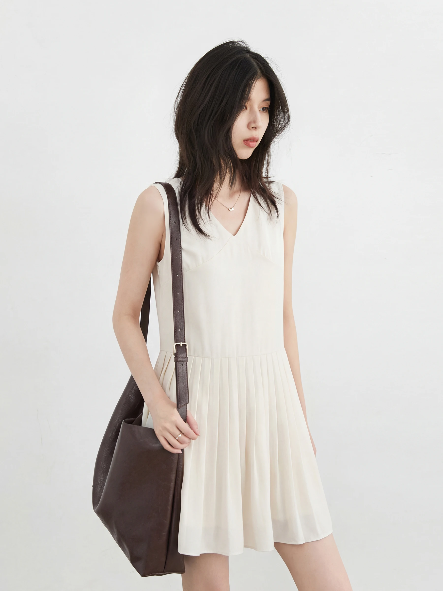 

Летнее женское платье CHICVEN: белое, матовое, без рукавов, с V-образным вырезом, А-силуэт, для бизнеса, города, офиса, повседневной носки и вечеринок