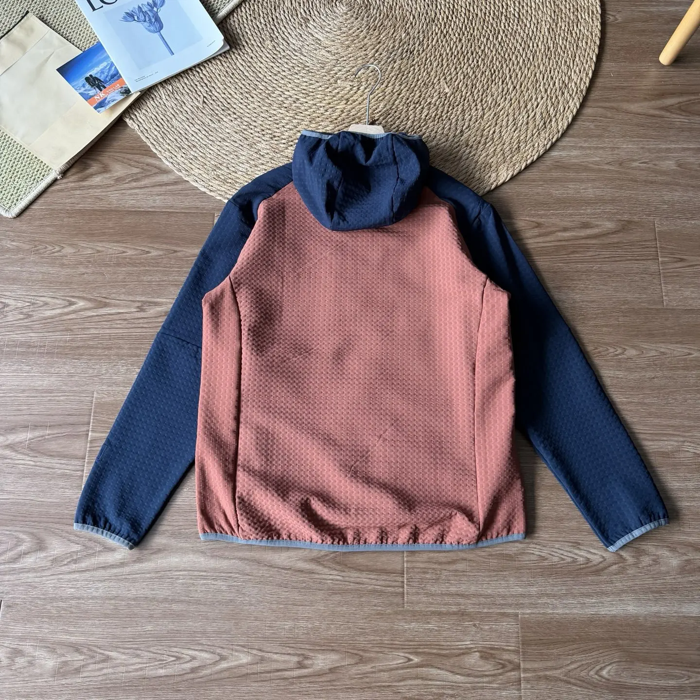 Herren Outdoor Wasserdichte Fleecejacke – Atmungsaktiver Thermomantel mit Kapuze und Farbblock-Design für Wandern & Camping – Detail 16